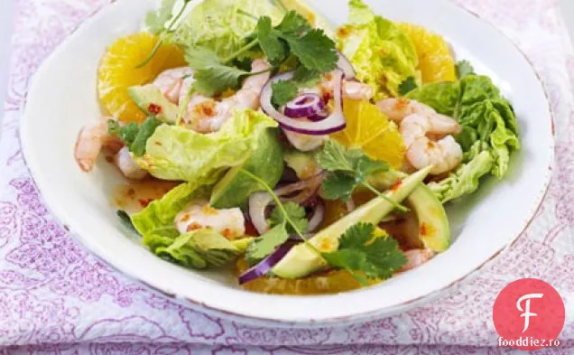 Salată de creveți cu portocală, ceapă roșie și avocado