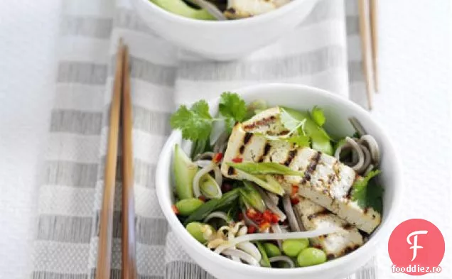 Salată de tăiței Soba și edamame cu tofu la grătar