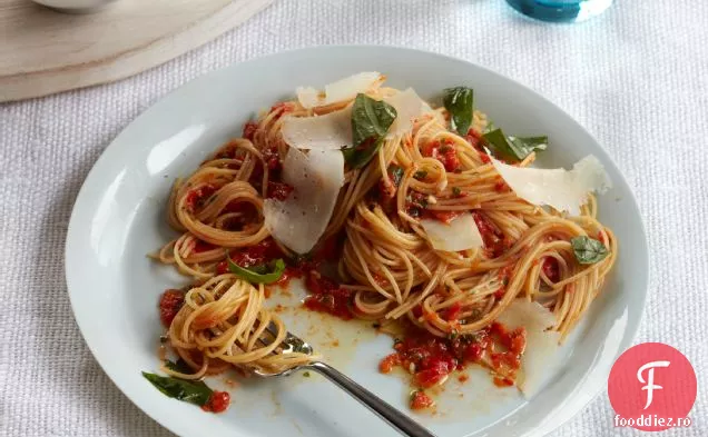 Paste cu păr de înger cu Pesto de ardei roșu și busuioc