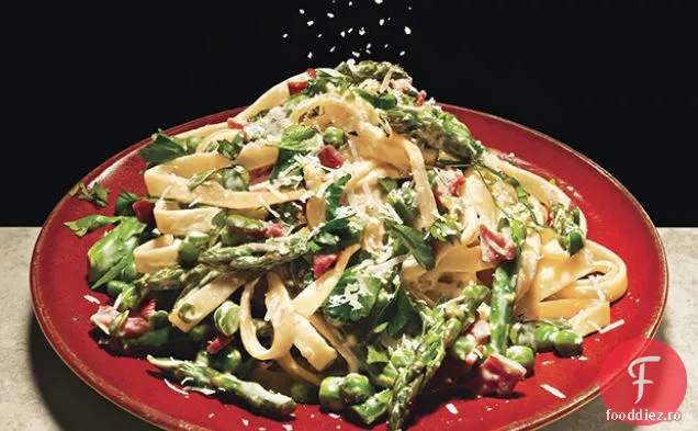 Fettucină cu mazăre, sparanghel și Pancetta