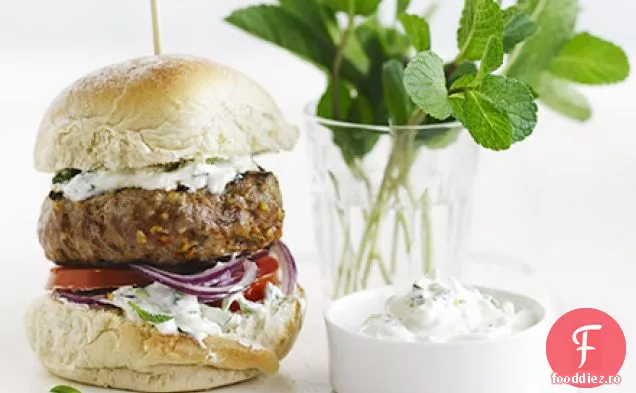 Burgeri de miel cu tzatziki