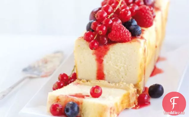 Felie de cheesecake cu pâine scurtă de fructe de pădure