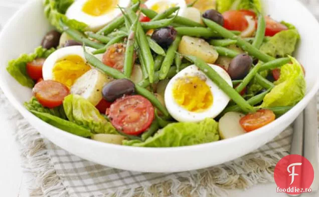 Salată de vară cu pansament de hamsii
