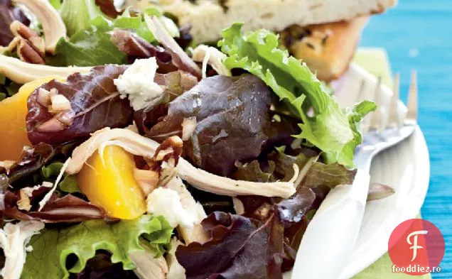 Salată de pui prăjită cu piersici, brânză de capră și nuci pecan
