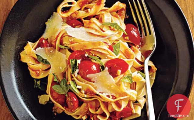 Paste cu sos proaspăt de roșii-busuioc