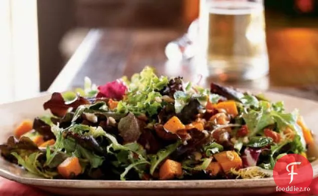 Salată de dovlecei prăjită cu slănină și semințe de dovleac