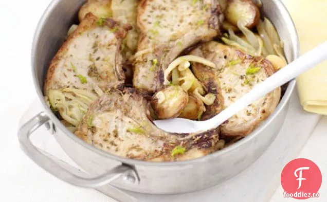 Carne de porc de fenicul la cuptor cu cartofi lemony și ceapă