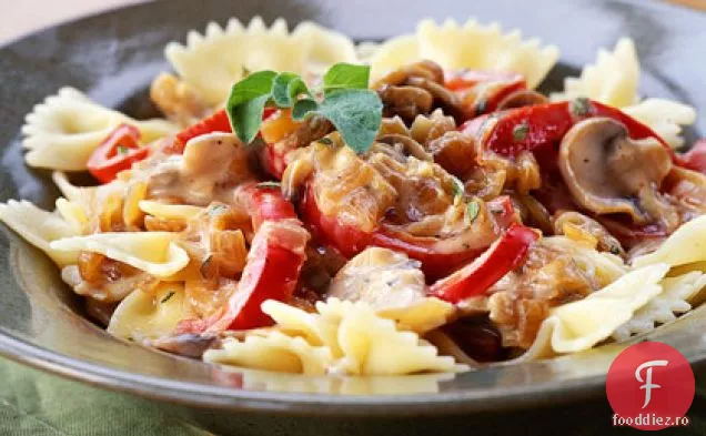 Paste cu ceapă caramelizată, ciuperci și ardei gras