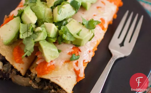 Enchiladas de fasole neagră cu sos de ardei roșu prăjit