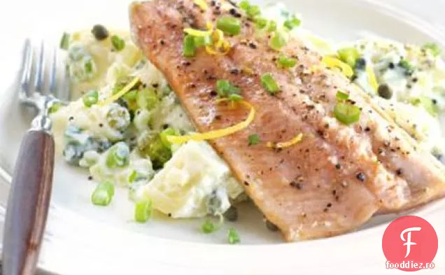 Păstrăv cu salată cremoasă de cartofi