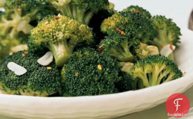 Broccoli cu fulgi de ardei roșu și usturoi prăjit