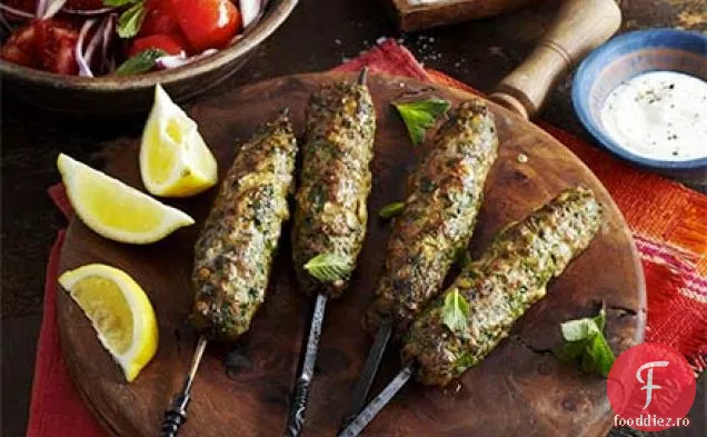 Kofta de miel condimentat cu salată de mentă și roșii