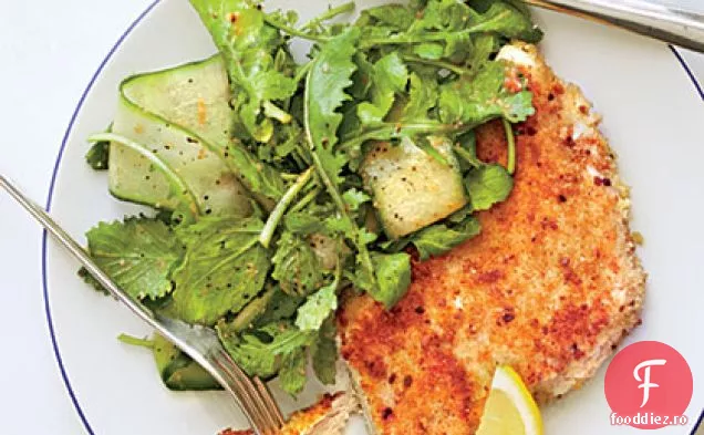 Pui parmezan cu salată de rucola și vinetă de roșii