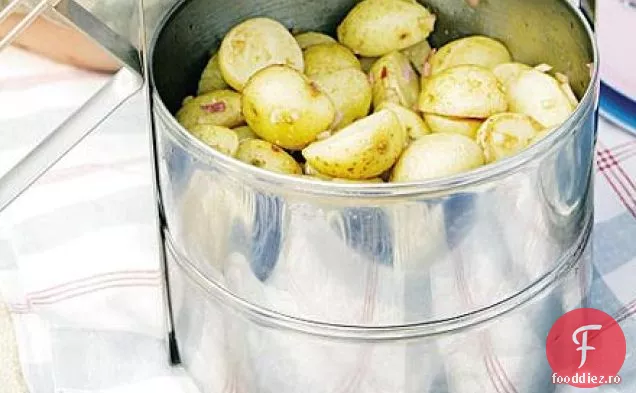 Salată de cartofi cu sos de ceapă dulce