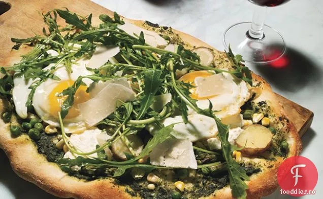 Pâine plată cu rucola, sparanghel și ouă prăjite