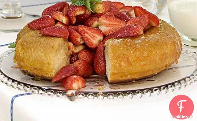 Savarin de căpșuni și vin dulce