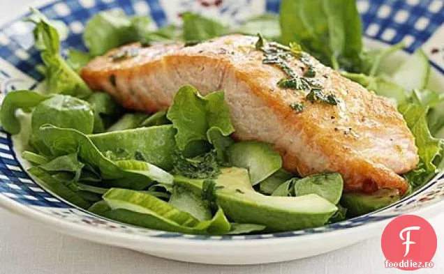 Salată de somon, avocado și castraveți