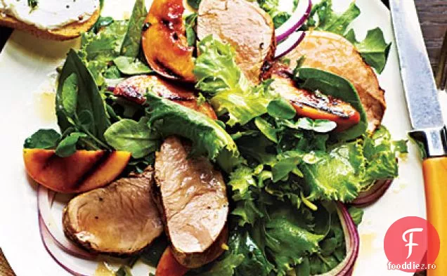Salată de filet de porc și nectarine la grătar