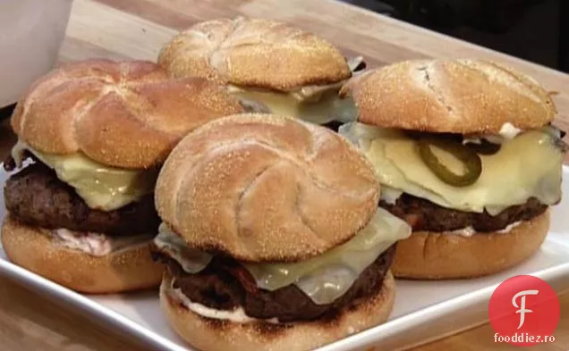 Burger de curcan la grătar cu maioneză de ardei dulce