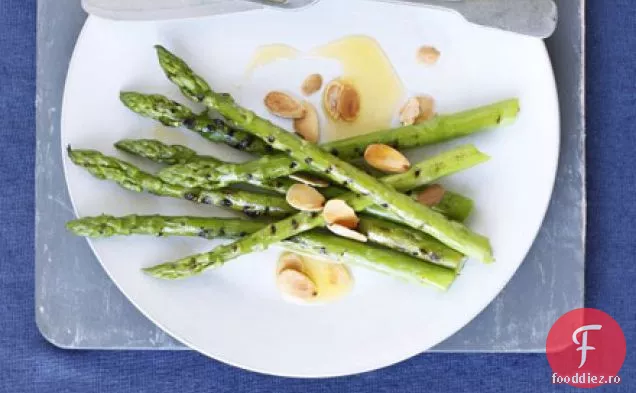 Sparanghel la grătar cu migdale în fulgi și unt