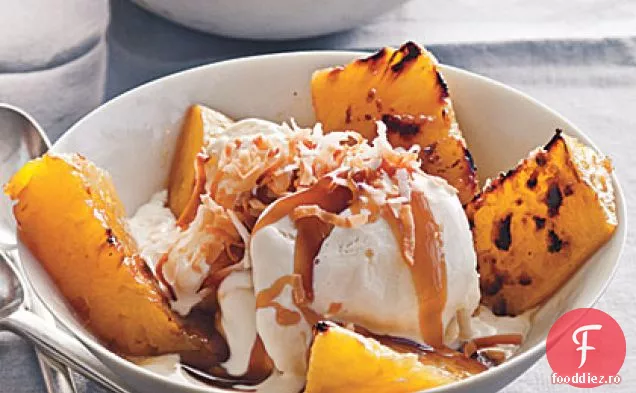 Ananas fript cu Caramel Bourbon peste înghețată de vanilie