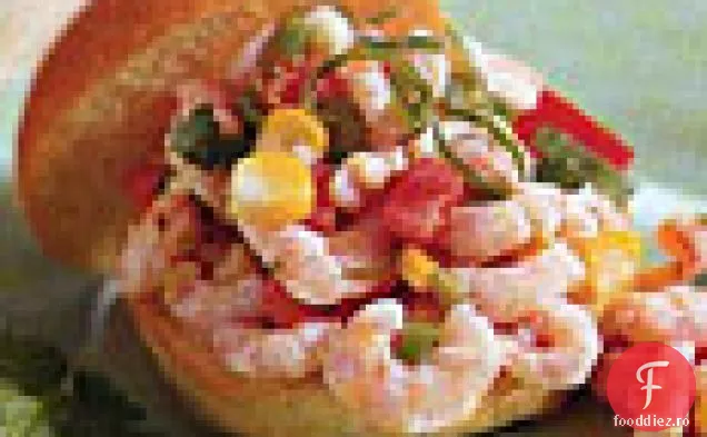 Sandvișuri cu salată de creveți, porumb și ardei roșu