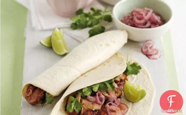 Filet de porc cu sos chipotle și ceapă roșie murată