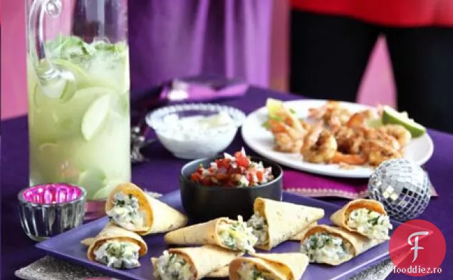 Mușcături de brânză și jalapeno cu salsa și mojitos