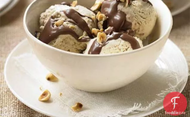 Gelato de alune cu sos bogat de ciocolată