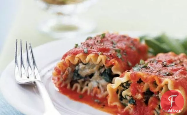 Rulouri de Lasagna cu sos de ardei roșu prăjit