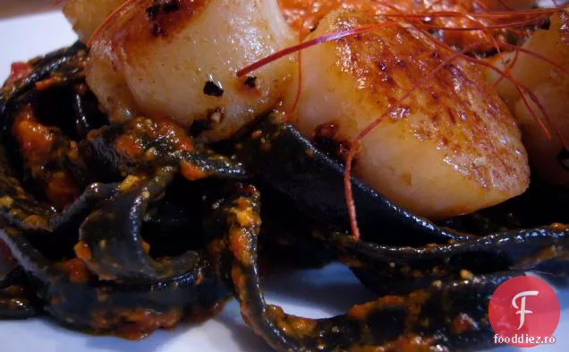 Tagliatelle Nero Di Seppia Cu Pesto Și Scal De Ardei Roșu Prăjit