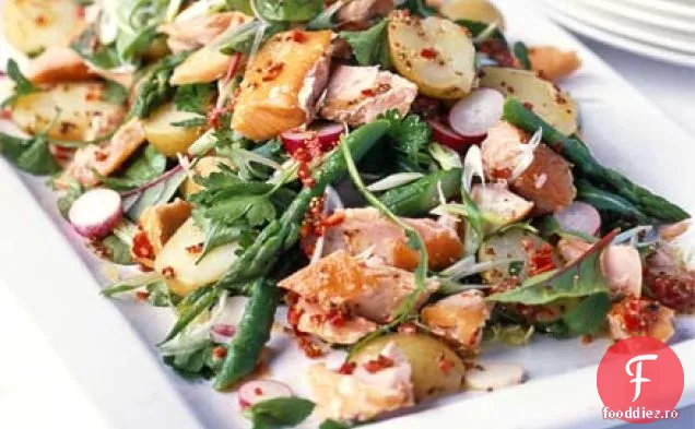 Salată de somon afumată la cald cu un sos de lămâie cu ardei iute