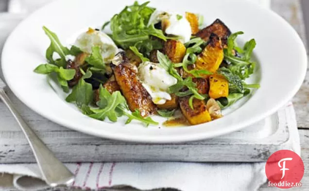 Salată caldă de dovlecei și rachete cu vinetă de usturoi