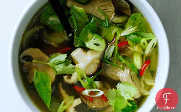 Supă de ciuperci fierbinte și acră cu Bok Choy