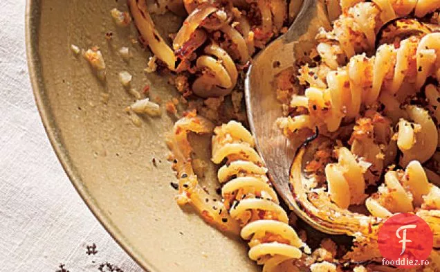 Fusilli cu ceapă de primăvară caramelizată și vin alb