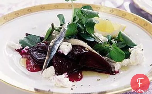 Salată de sfeclă roșie, brânză de capră și hamsii