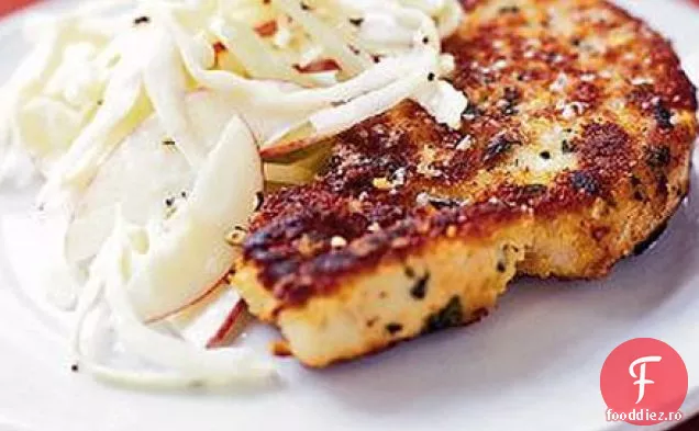 Carne de porc crocantă de salvie și parmezan cu salată de varză de mere roșii