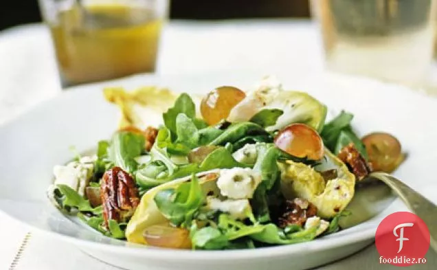 Salată de brânză albastră și struguri cu nuci pecan caramelizate