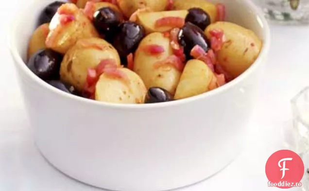 Salată de cartofi, ceapă roșie și măsline