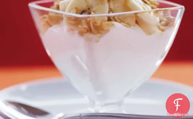 Parfait de iaurt cu banane cu Topping de ovăz de arțar