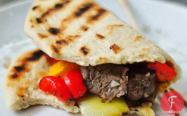 Kebab de rozmarin-lămâie cu pâine plată