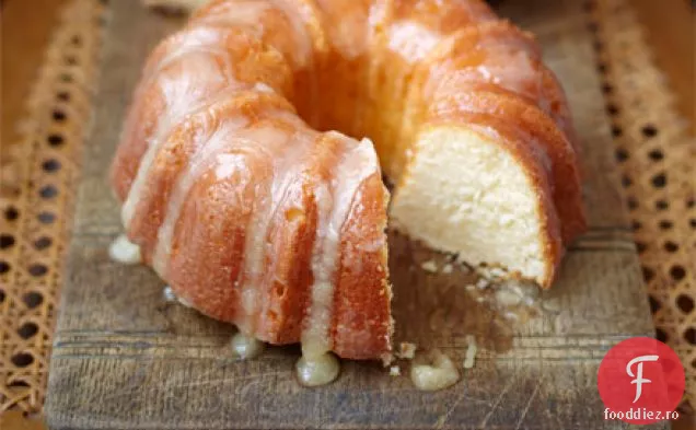 Tort bundt cu cremă acrită cu glazură de unt
