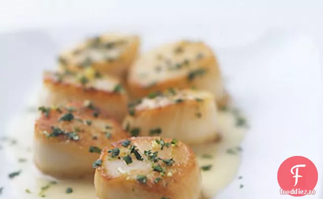 Scoici de mare cu gremolata de coriandru și var de ghimbir Beurre Blanc