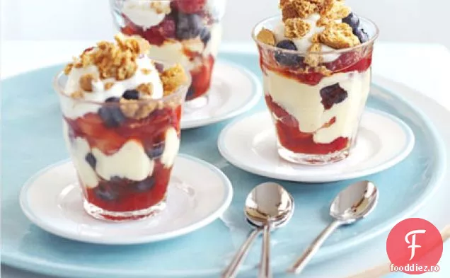 Vase de crumble cu fructe de pădure
