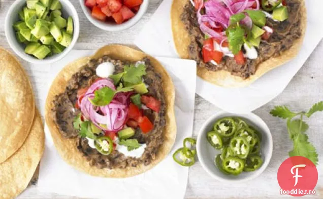Tostadas de fasole neagră cu salsa de avocado