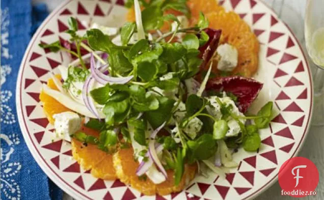 Salată de clementină, feta și frunze de iarnă