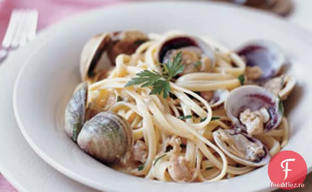 Linguine cu scoici și ierburi proaspete