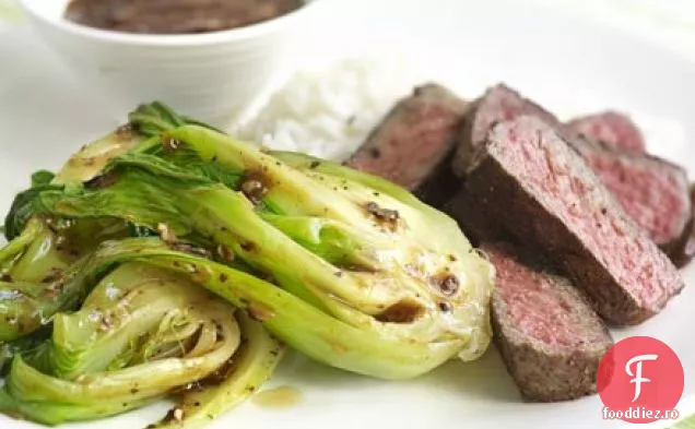 Carne de vită cu cinci condimente cu sos de fasole neagră și bok choi