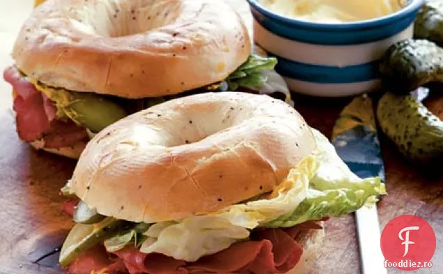 Hot pastrami covrigi