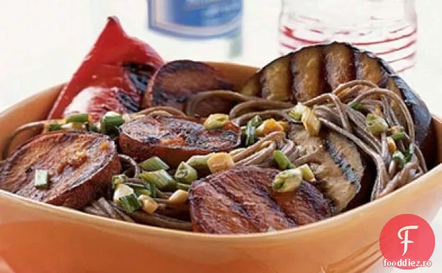 Salată Soba cu cartofi dulci la grătar, vinete și ardei roșu